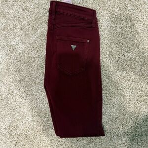 Guess Jeggings in Dark Red.